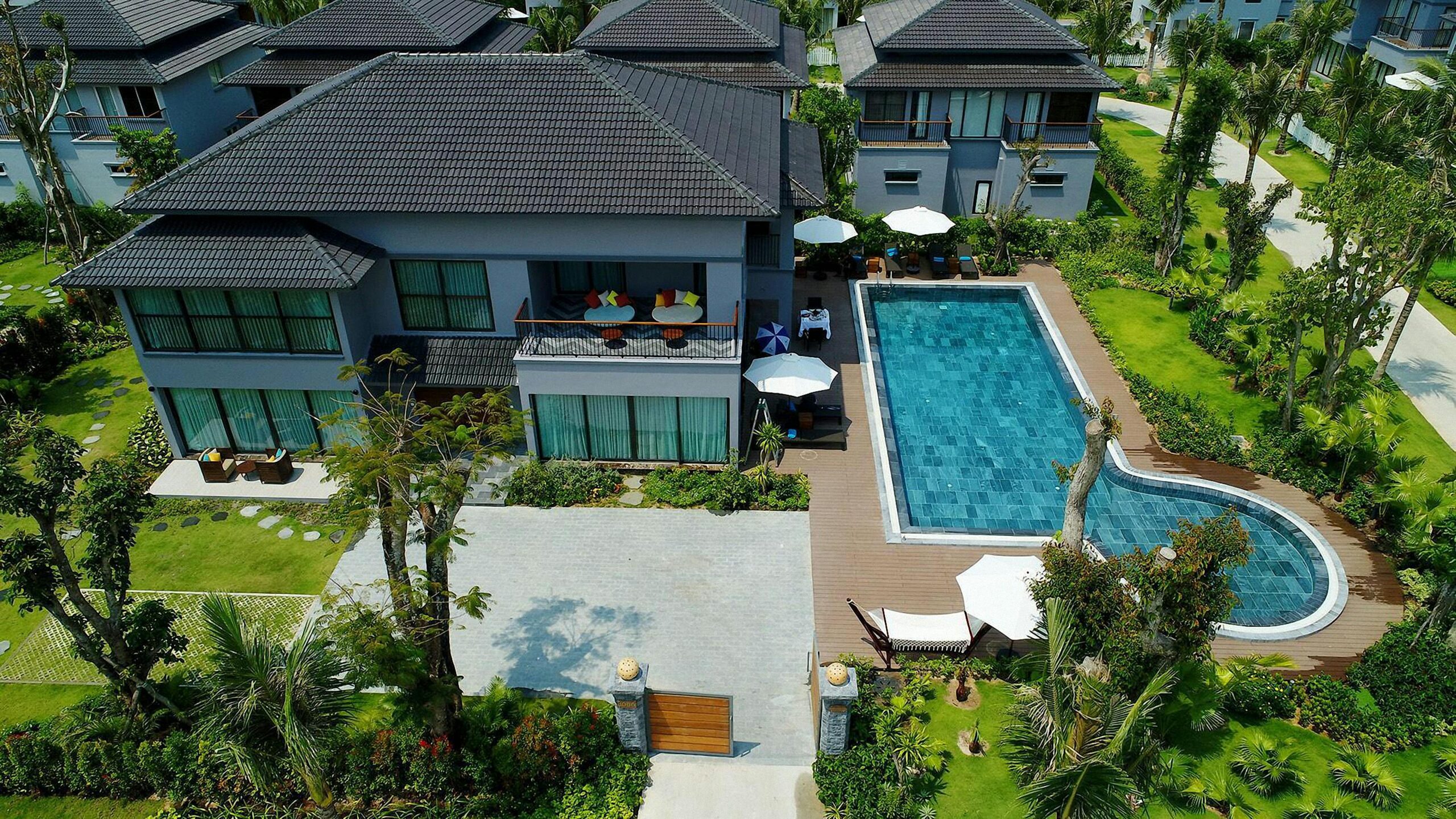 Nos biens A luxurious villa with a modern swimming pool in Đắk Ya, Gia Lai, Vietnam.