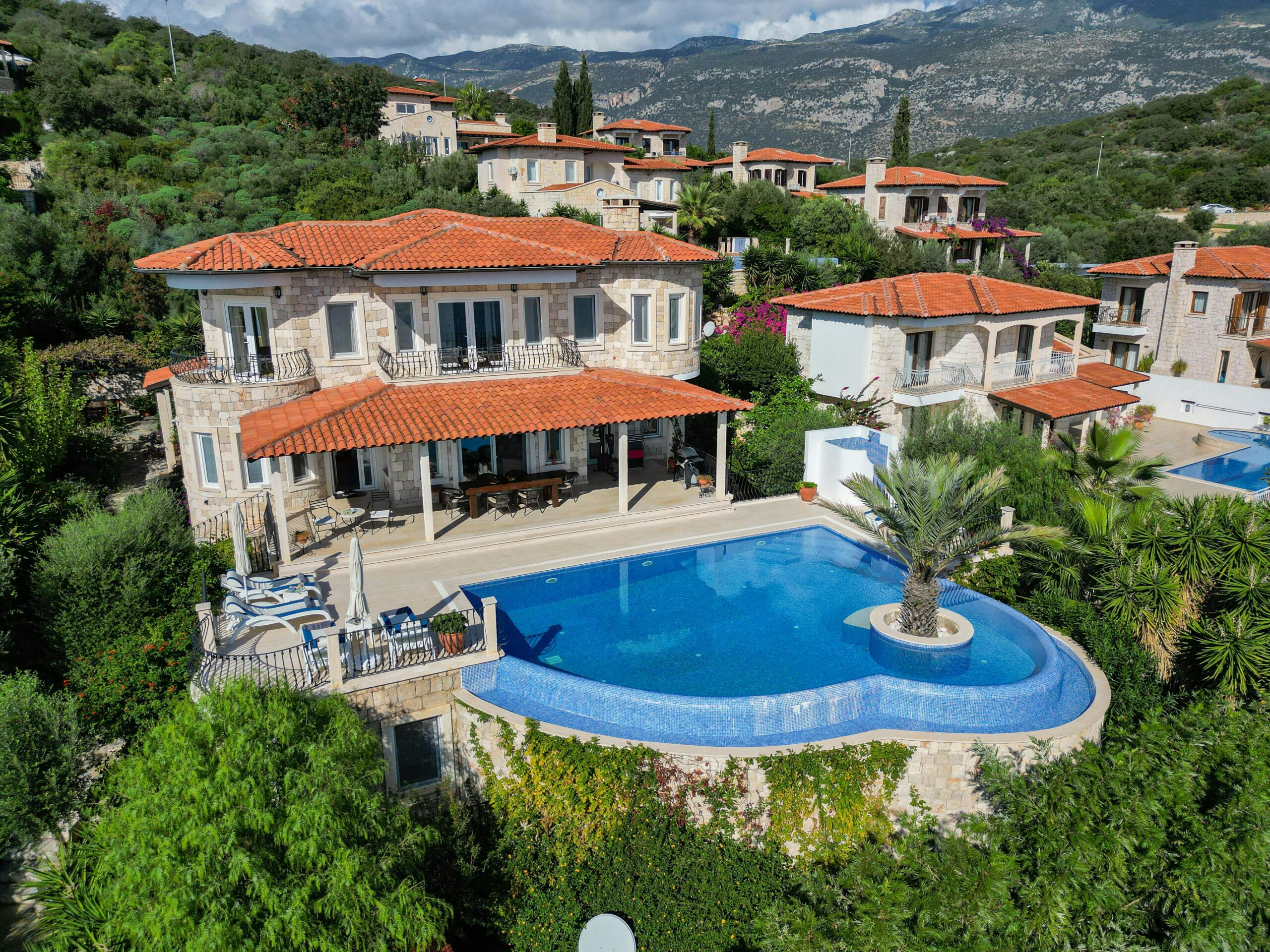 Nos biens Luxury Mediterranean villa with scenic infinity pool and mountain views.