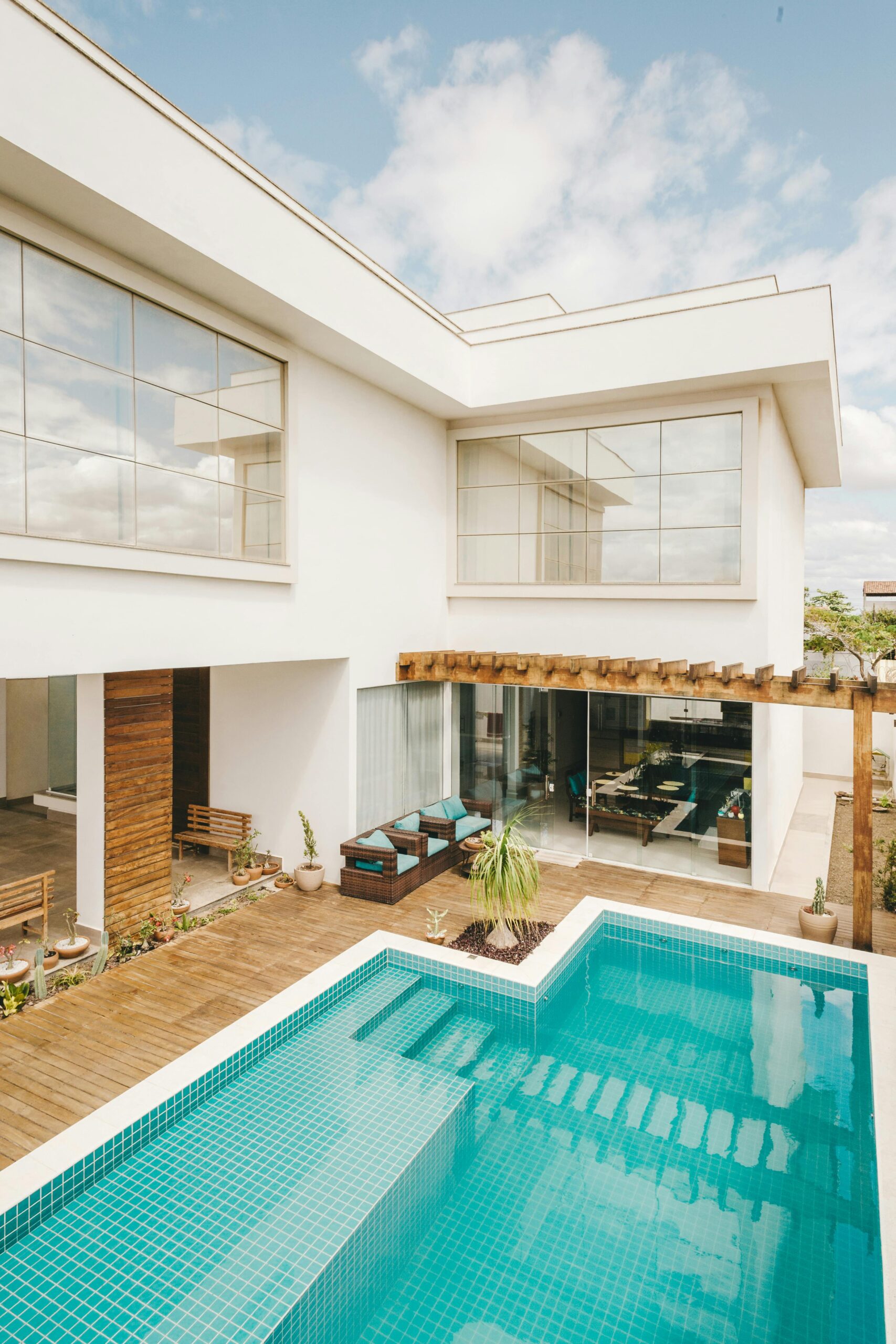Nos biens Contemporary interior of lounge area with swimming pool located on terrace of luxury villa in sunny day